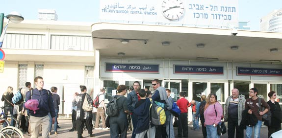 רכבת ארלוזורוב ת"א - תקלה ברכבת - רכבות משותקות / צלם: רוני שיצר